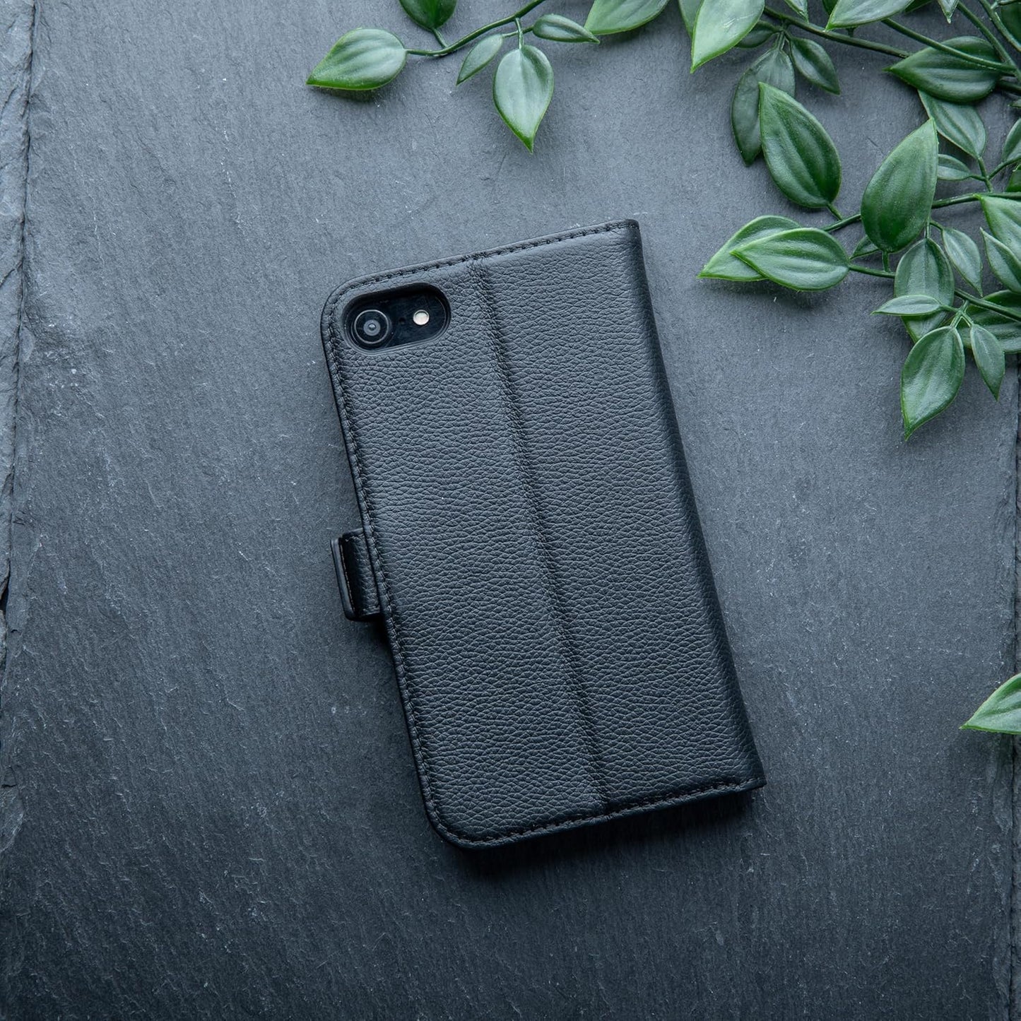 Genuine Leather Wallet Case for iPhone SE (2022/2020) – Flip Cover with Card Slots and Stand in Dappled Black